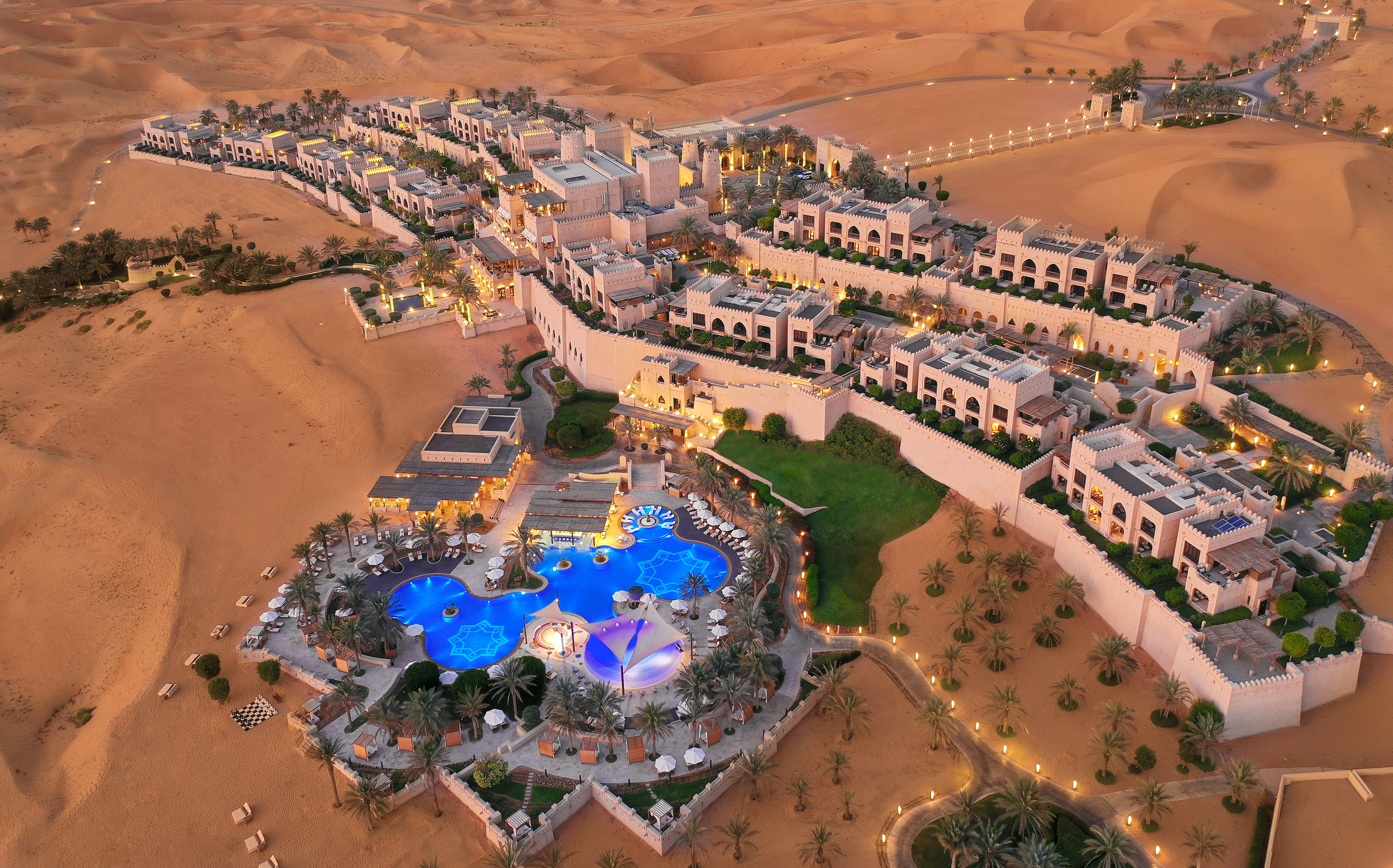 Qasr al sarab desert resort by anantara. Оазис Лива Абу Даби. Отель Каср Аль Сараб в Абу Даби. Оазис Лива в ОАЭ. Отель в Абу Даби в пустыне.